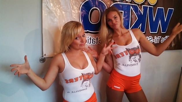18P Hooters Babes Which one would you fuck and how?! 