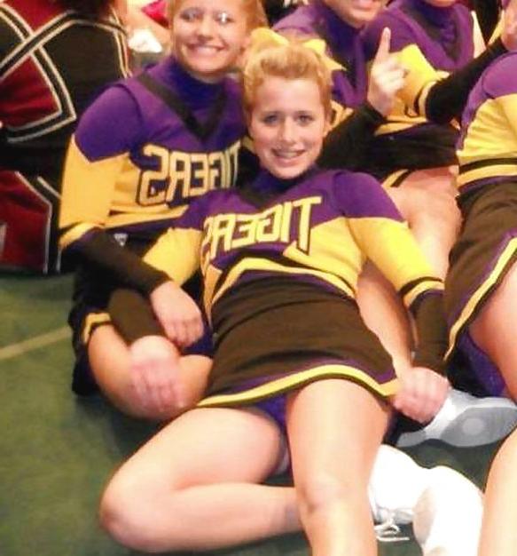 12P Sporty babes - cheerleaders