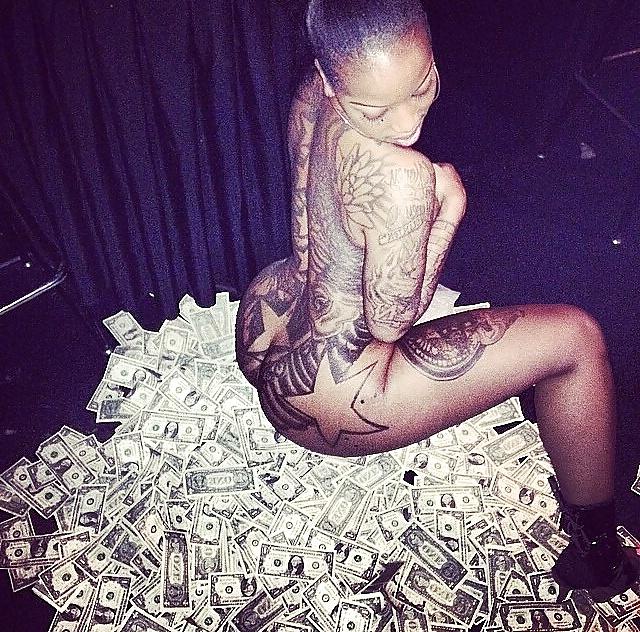 15P Sexy tattoed ebony 