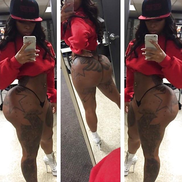 15P Sexy tattoed ebony 