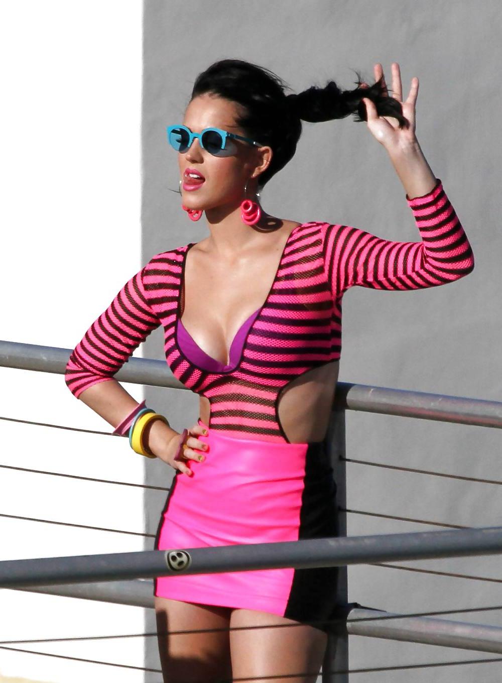 25P Katy Perry Rooftop Photoshoot in Miami