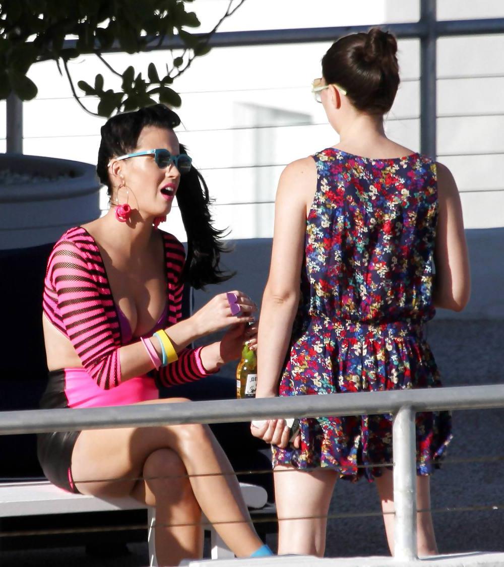 25P Katy Perry Rooftop Photoshoot in Miami