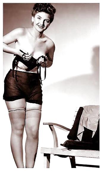 25P American ladies undress in olden days
