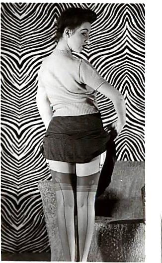 25P American ladies undress in olden days