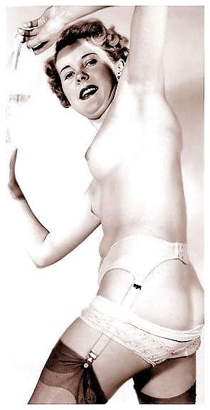 25P American ladies undress in olden days