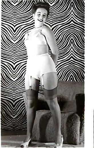 25P American ladies undress in olden days