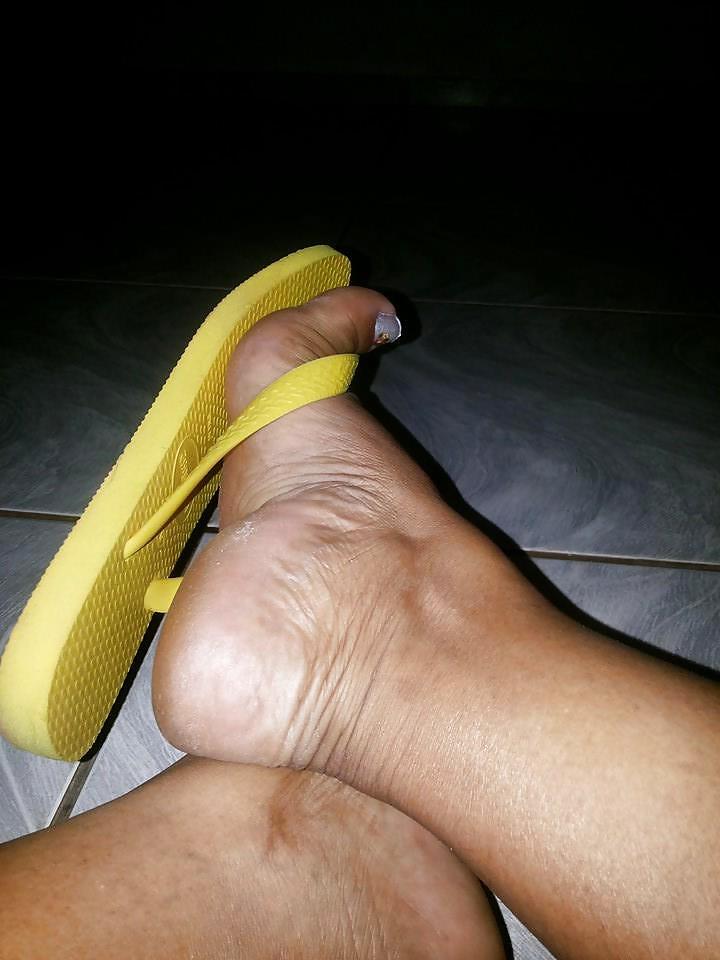 25P Feet Ebony 