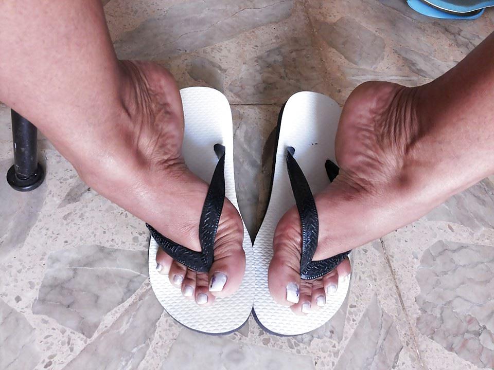 25P Feet Ebony 