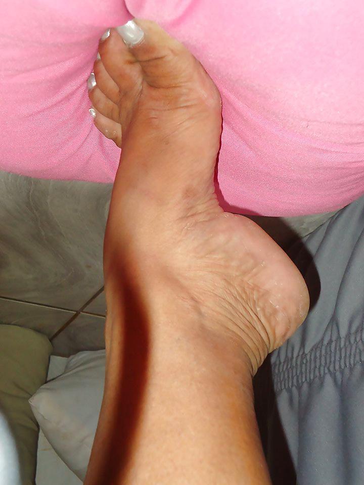 25P Feet Ebony 