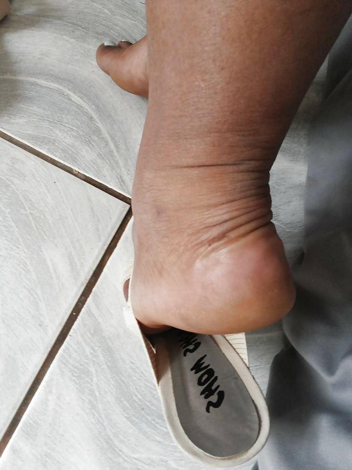 25P Feet Ebony 