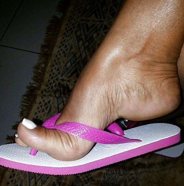 25P Feet Ebony 