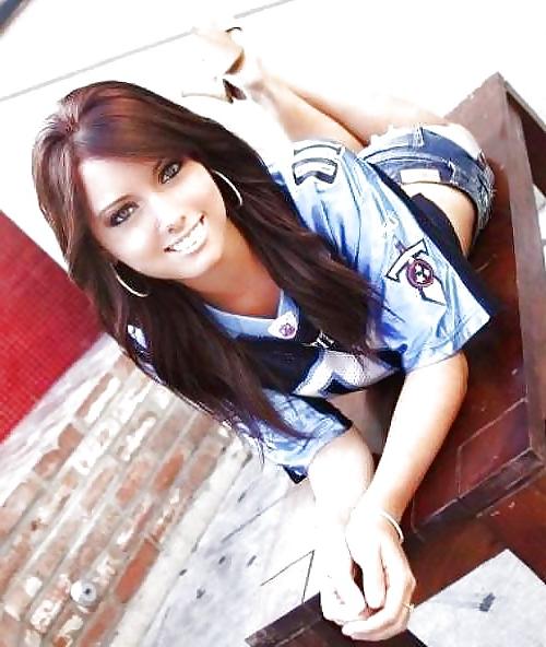 25P Sexy amateur sports fans