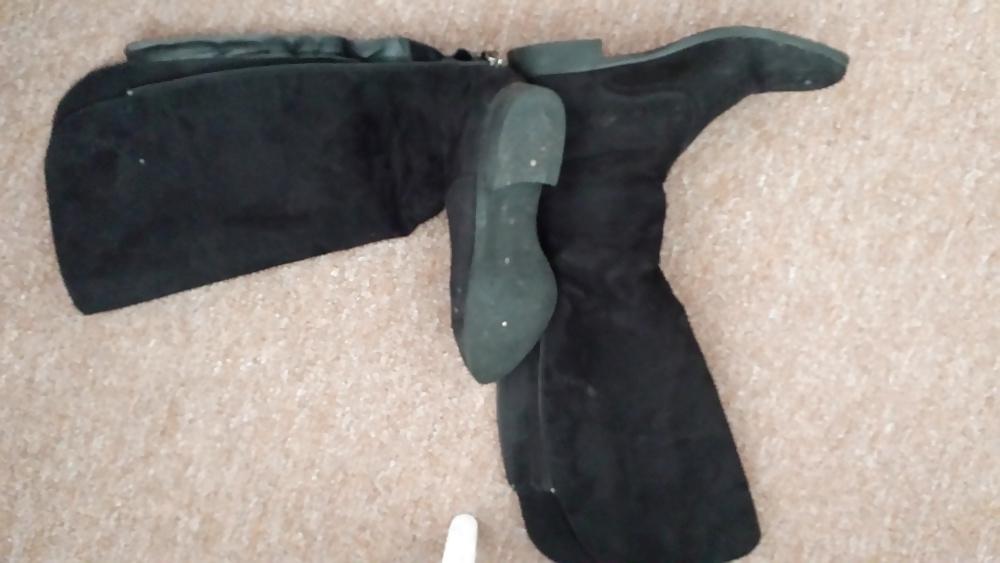 17P Black suede boots cummed