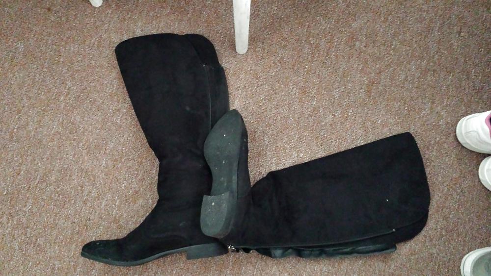 17P Black suede boots cummed