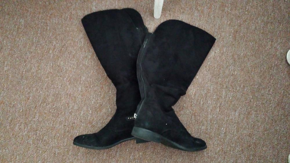 17P Black suede boots cummed