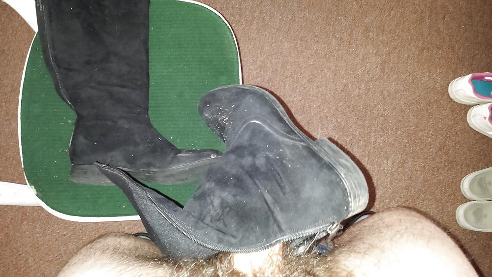 17P Black suede boots cummed
