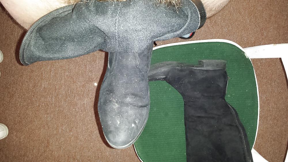 17P Black suede boots cummed
