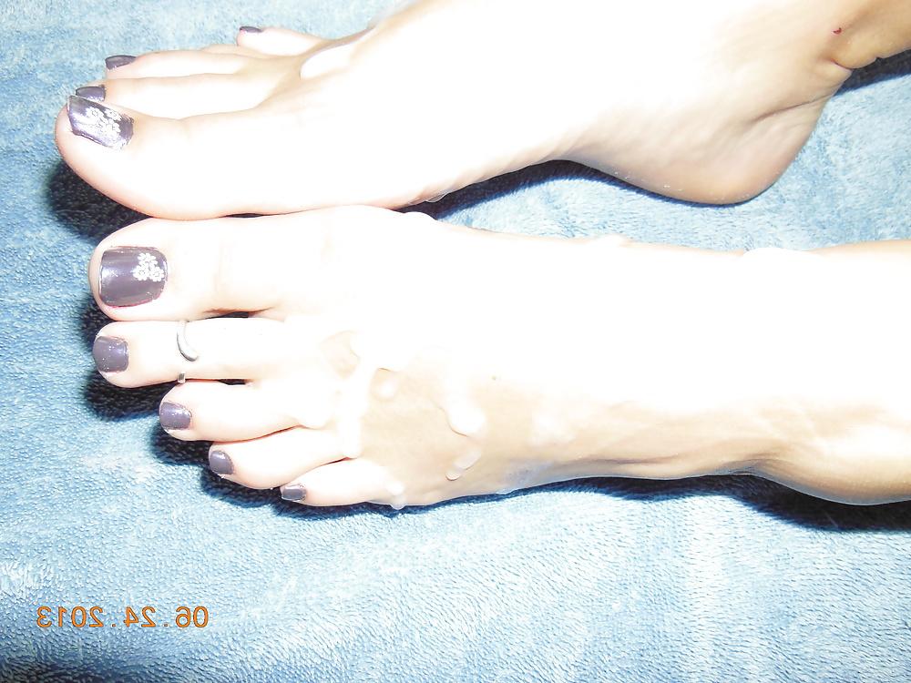 9P Massive cumshot on feet