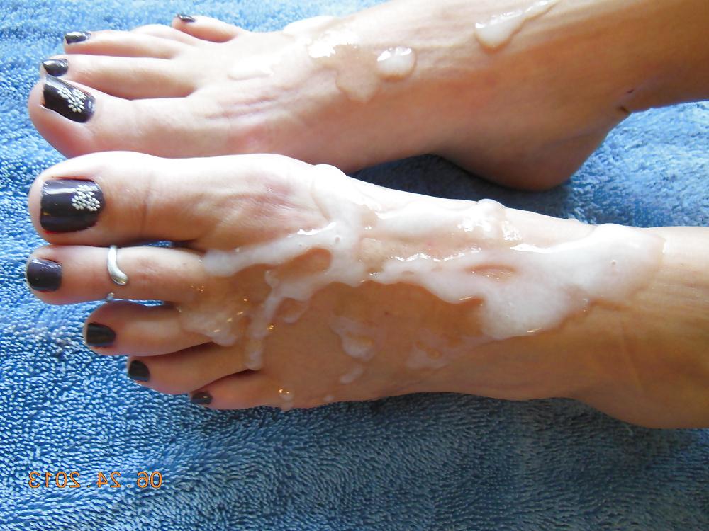 9P Massive cumshot on feet
