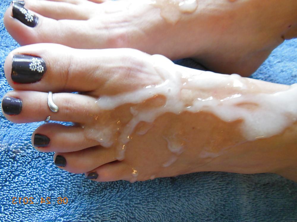 9P Massive cumshot on feet