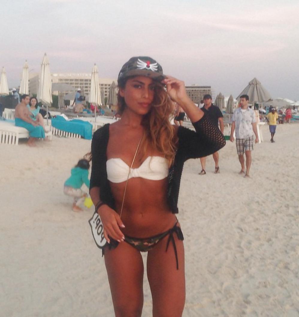 25P BEURETTE EN BIKINI