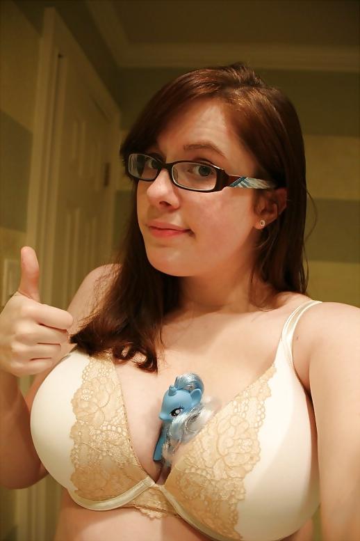 25P Nerdy with beautiful boobs