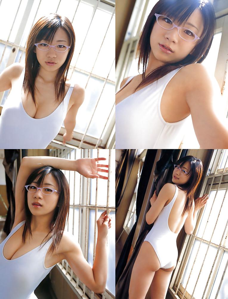 20P Japanese Bikini Babes-Ami Tokito