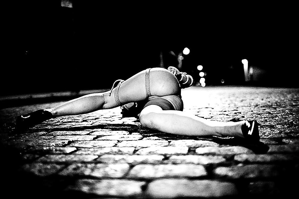 25P 8. Bondage 'en plein public'