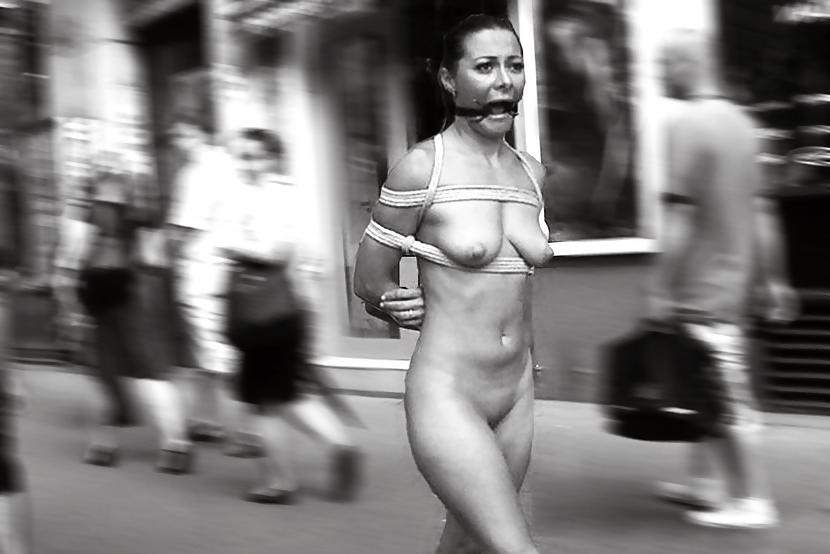 25P 8. Bondage 'en plein public'