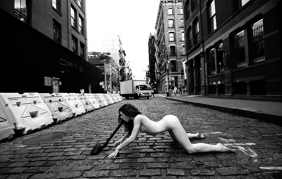 25P 8. Bondage 'en plein public'