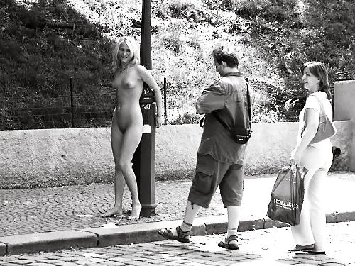 25P 8. Bondage 'en plein public'