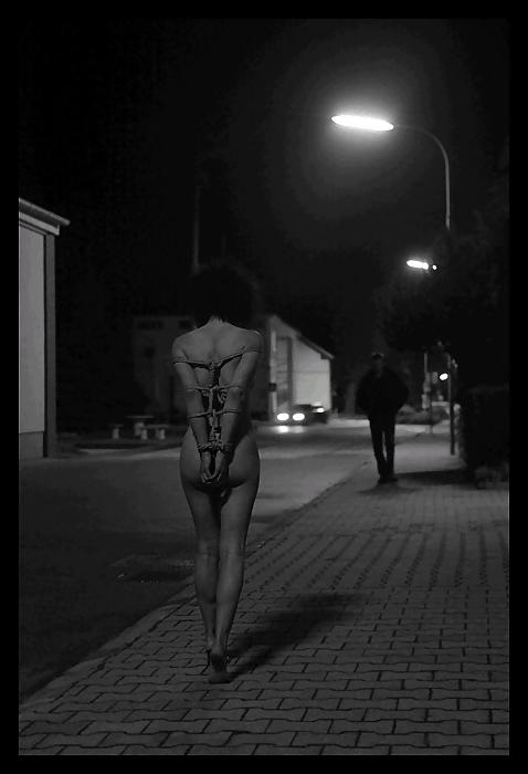 25P 8. Bondage 'en plein public'