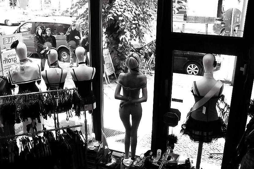 25P 8. Bondage 'en plein public'