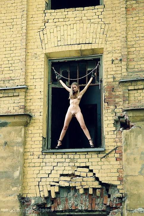 25P 8. Bondage 'en plein public'