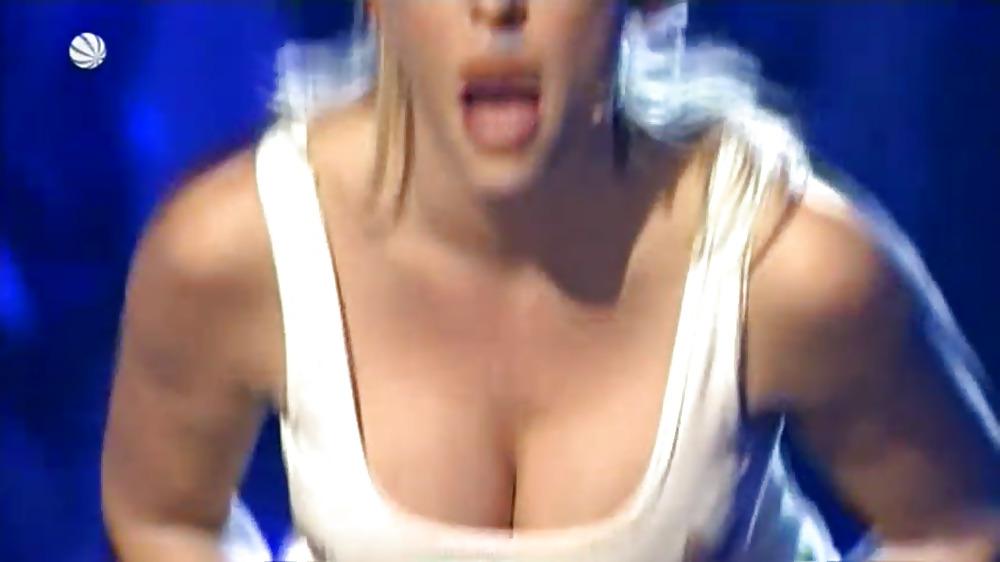 15P Sonya Kraus mit tiefem Ausschnitt  Big  Cleavage