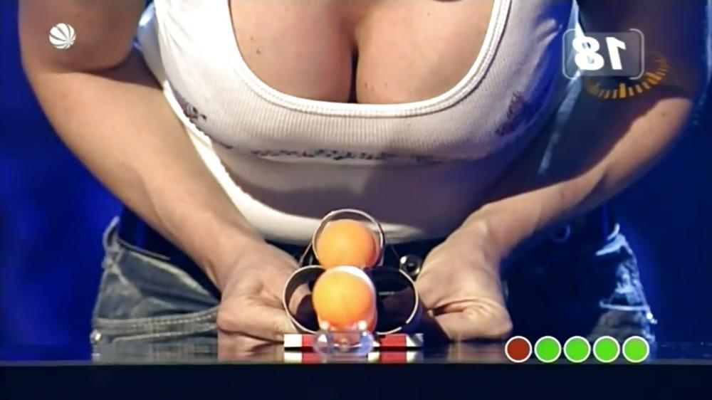 15P Sonya Kraus mit tiefem Ausschnitt  Big  Cleavage