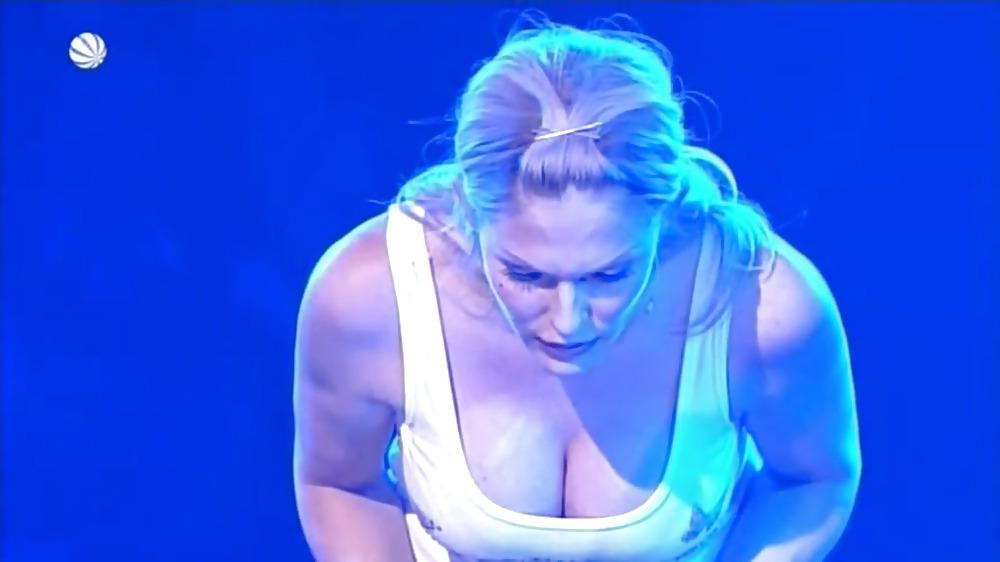 15P Sonya Kraus mit tiefem Ausschnitt  Big  Cleavage