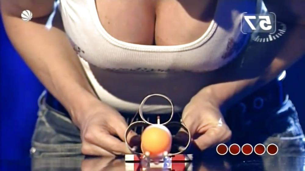 15P Sonya Kraus mit tiefem Ausschnitt  Big  Cleavage