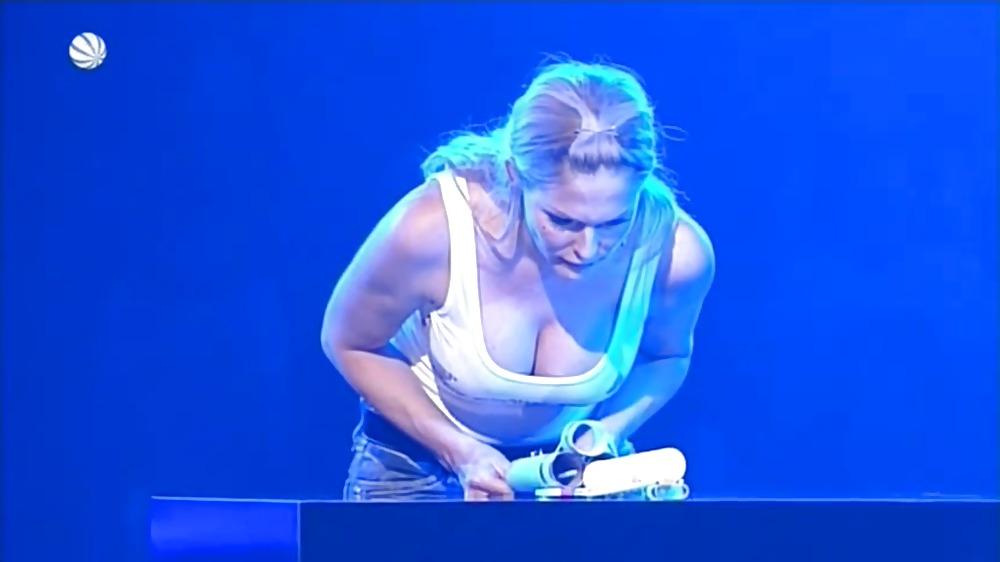 15P Sonya Kraus mit tiefem Ausschnitt  Big  Cleavage