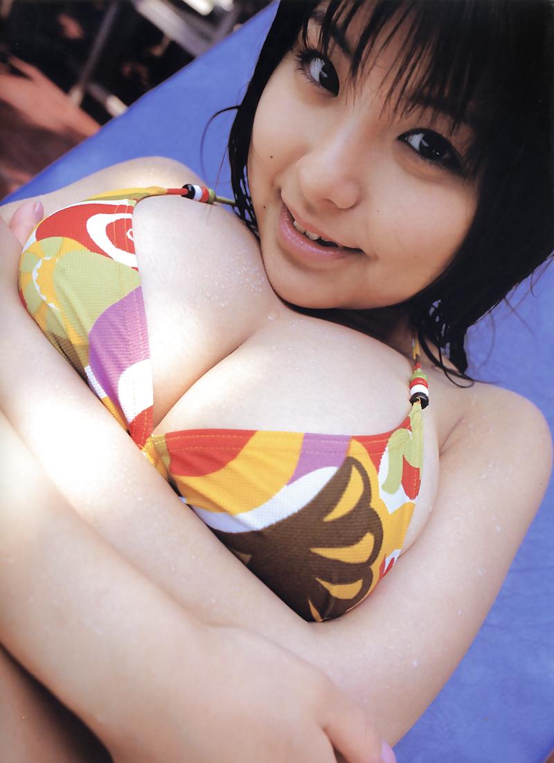 25P Japanese Bikini Babes-Miri Hanai