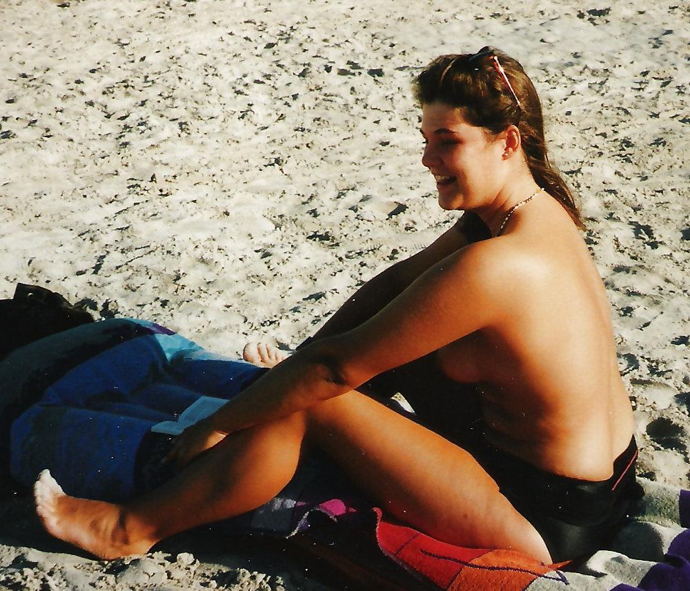 7P Notgeile Teenysau zeigt Ihre fetten Titten am Strand