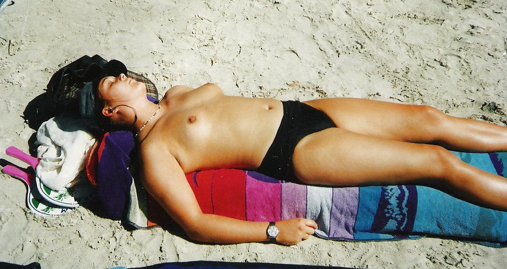7P Notgeile Teenysau zeigt Ihre fetten Titten am Strand