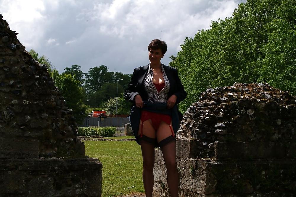 25P UK Amateur Wife 01