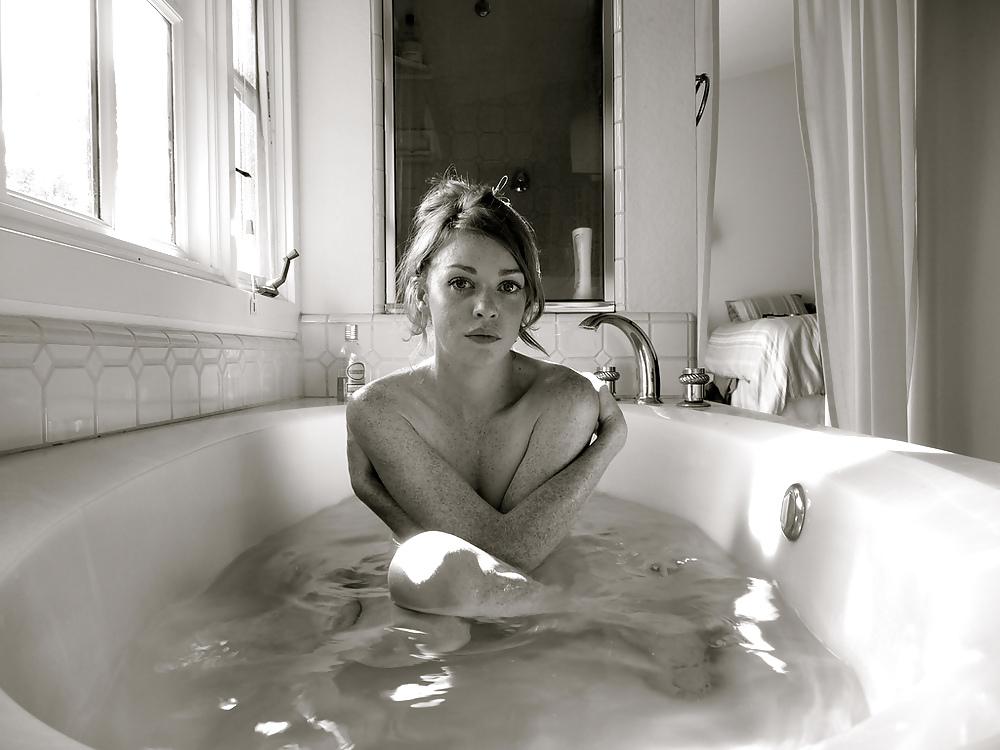 25P Erotic Bathtub Babes - Session 3