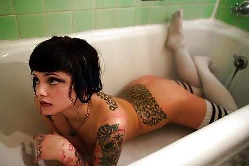 25P Erotic Bathtub Babes - Session 3
