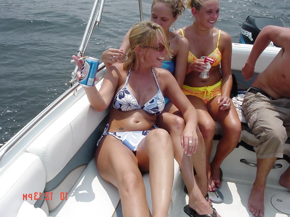 25P Big Boobs Girl On Boat
