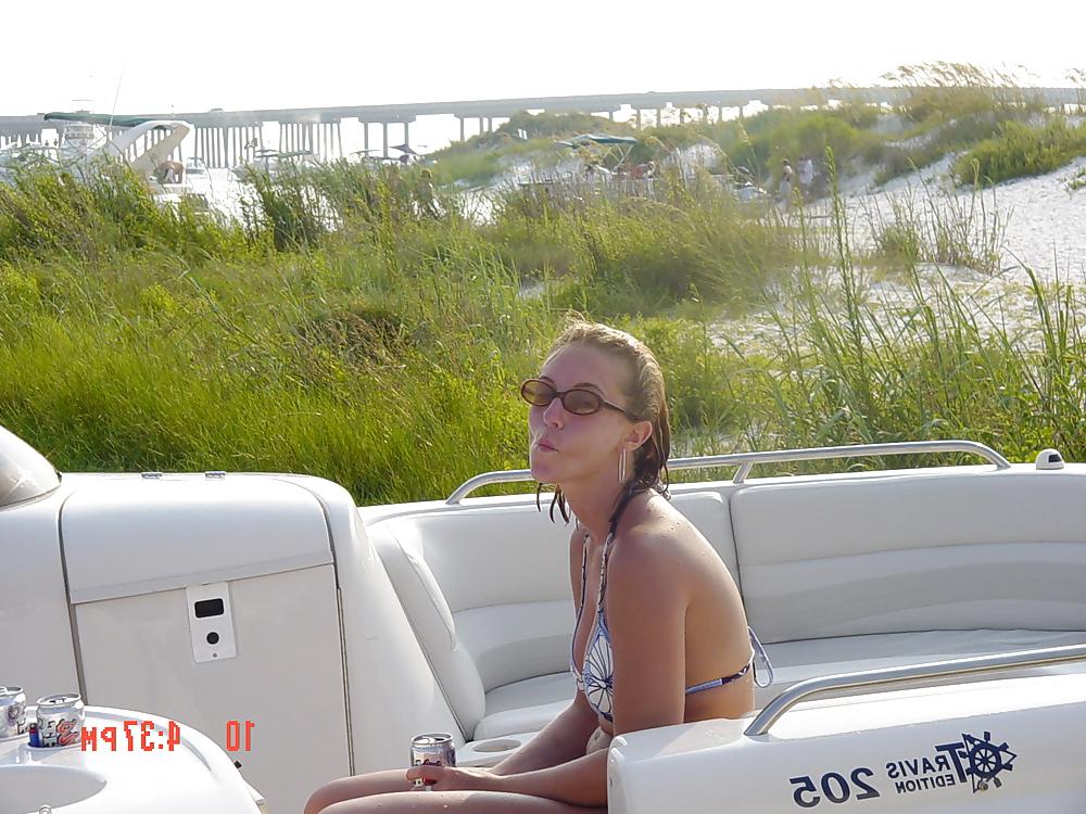 25P Big Boobs Girl On Boat