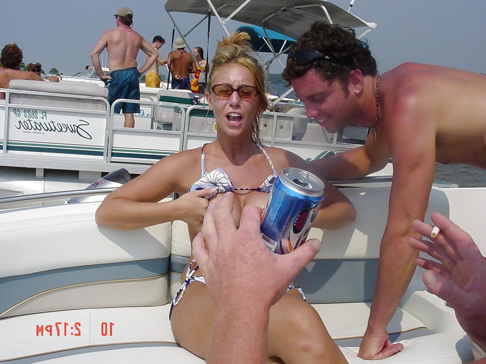 25P Big Boobs Girl On Boat