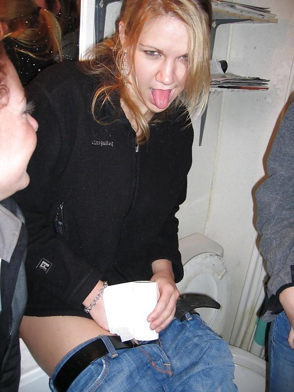 25P Teen and 20's caught on toilette