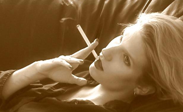 25P Beautiful Women Smoking B&W 003